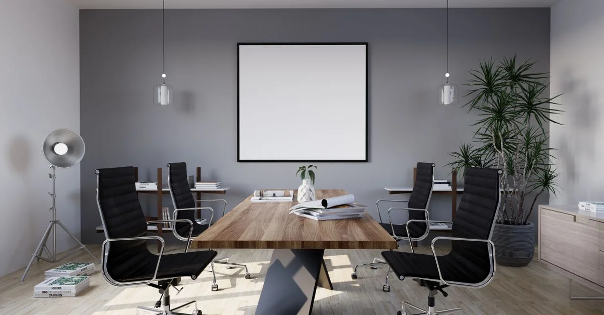 Salle de conférence élégante et moderne avec un design minimaliste, mettant en valeur des meubles stylés et des plantes d'intérieur.