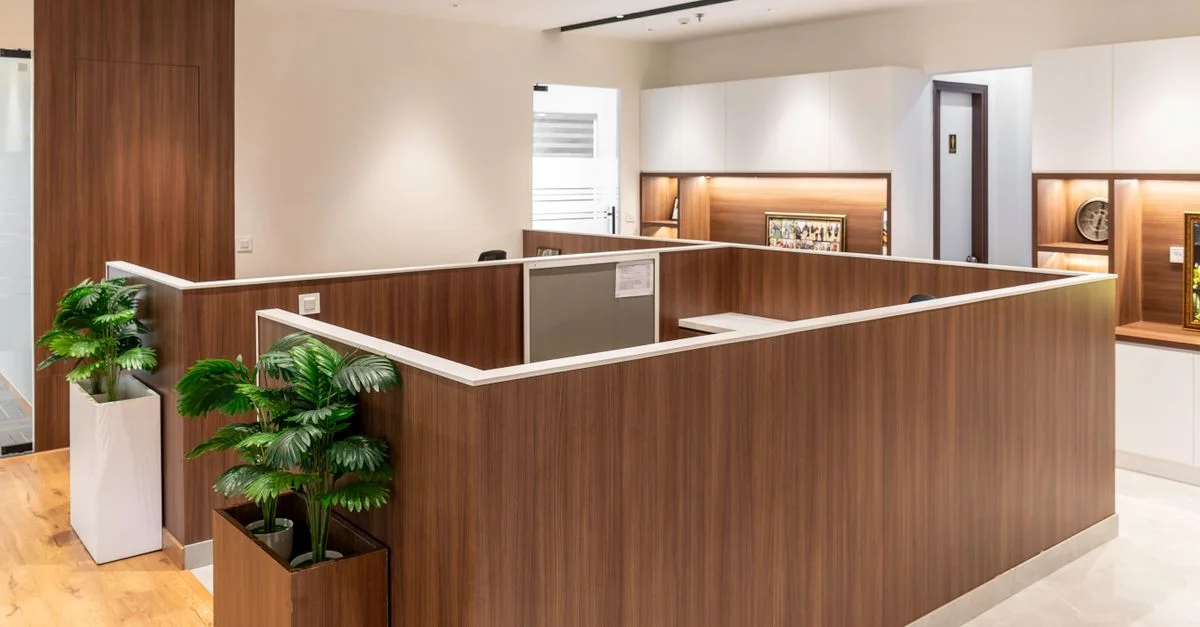 Intérieur de bureau moderne lumineux et élégant avec des cloisons en bois et une décoration raffinée.