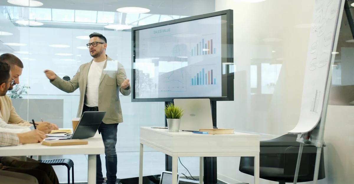 Presentación profesional de datos de ventas en reuniones de oficina modernas.